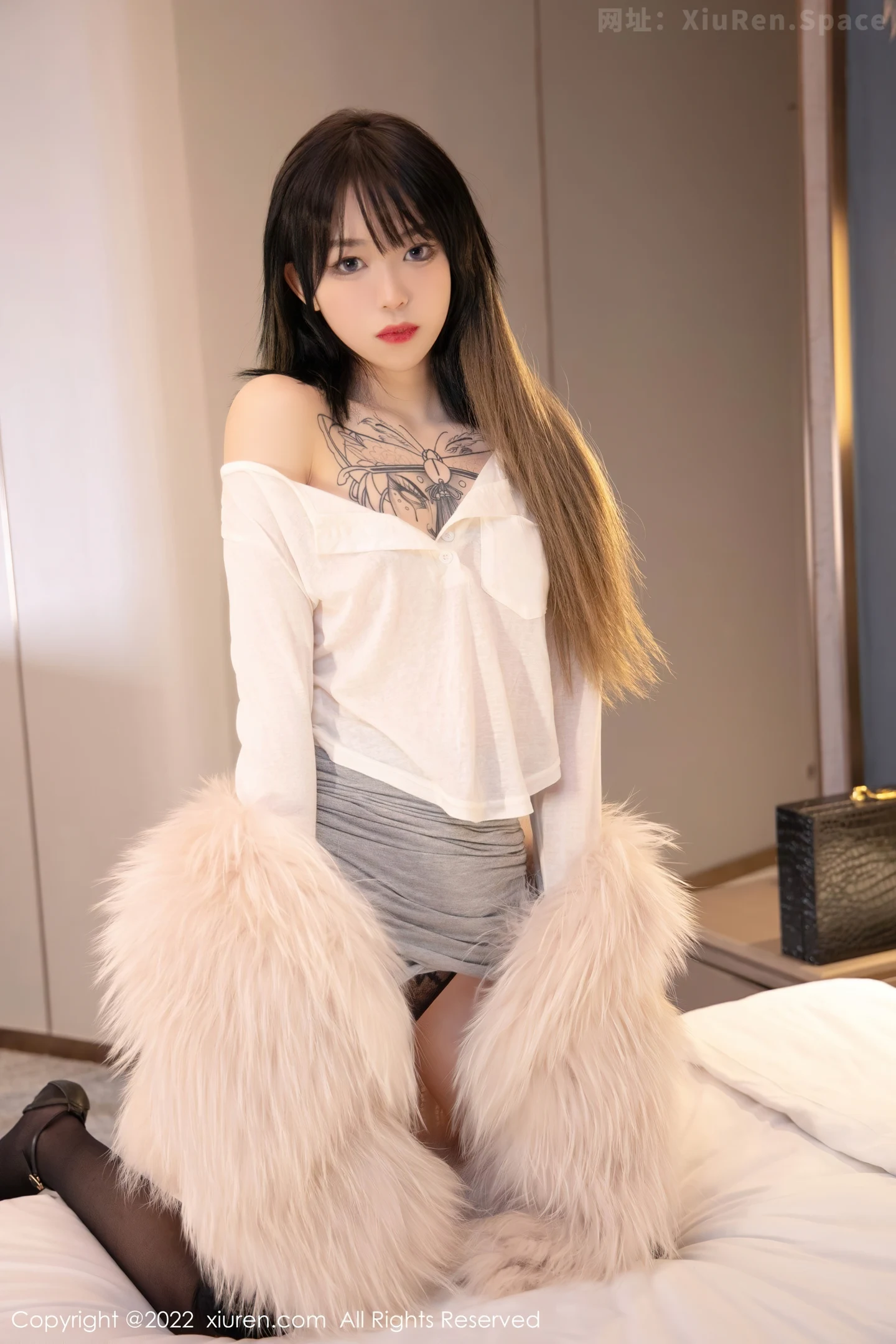 图片[6]-[XiuRen秀人网]VOL.4441 模特奶瓶皮草下白色轻透上衣配蕾丝袜半脱秀惹火身材诱惑写真50P-秀人网官方网站